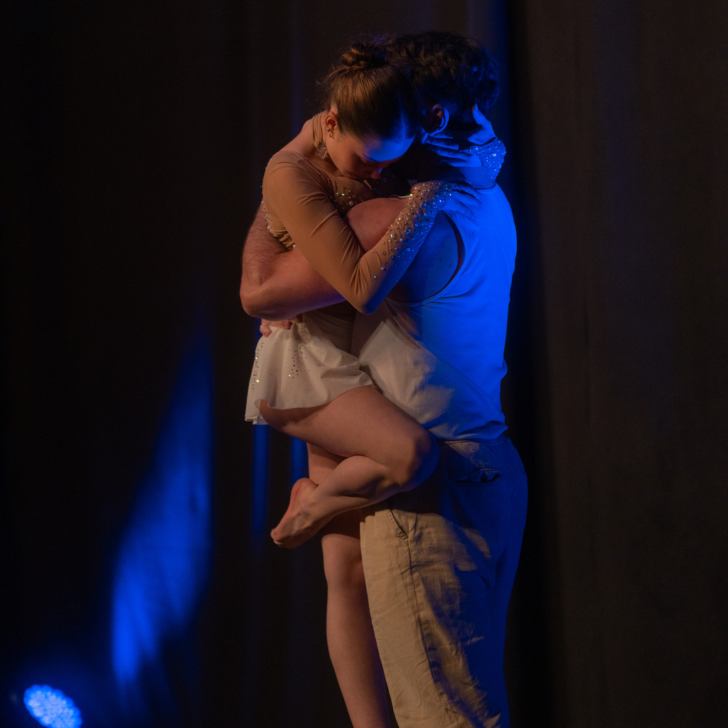 Hand-to-Hand Acrobatic Duo Valyra in Aktion