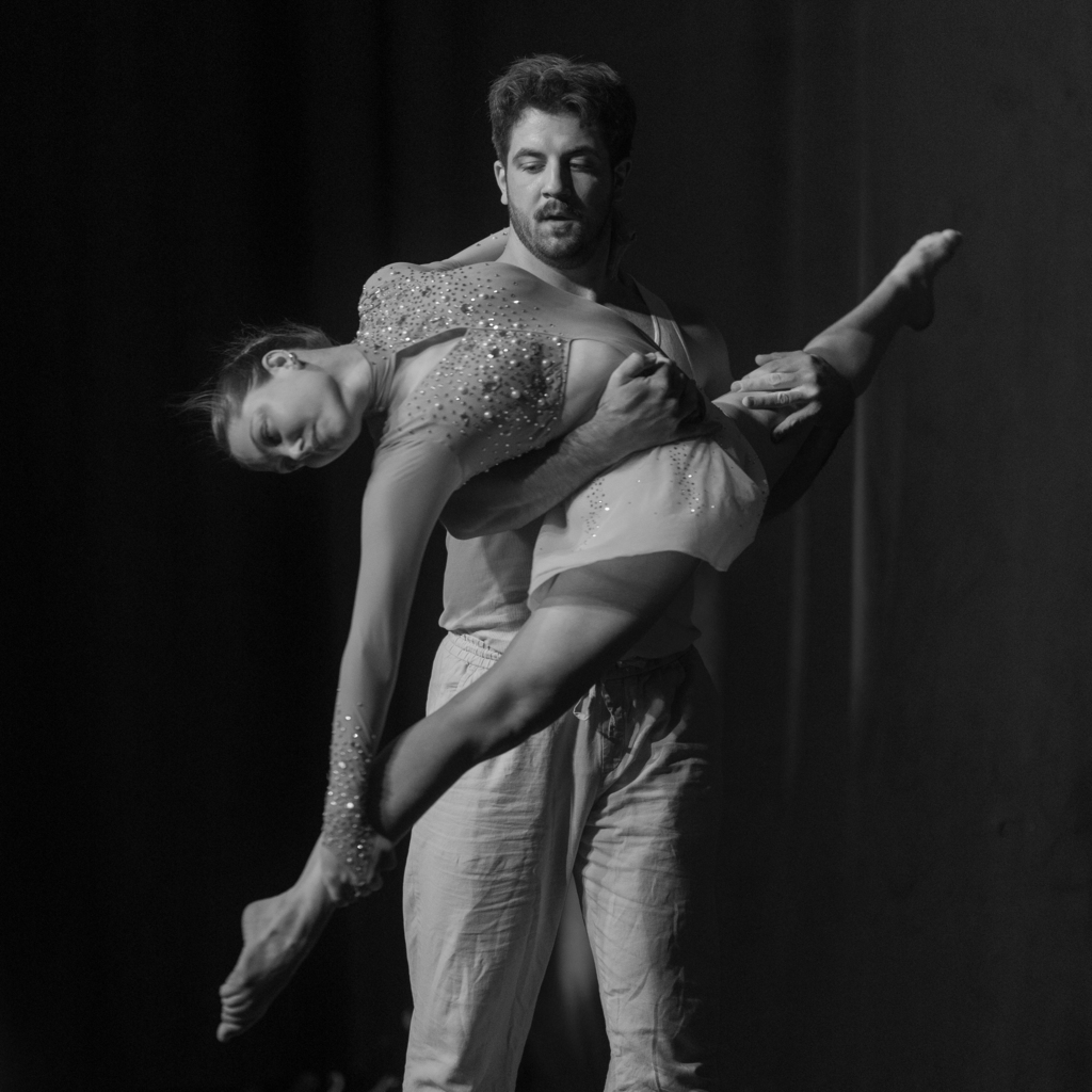 Dynamische Partnerakrobatik Show von Duo Valyra auf einer Bühne